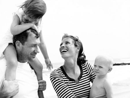 Christy Turlington with her husband and blessing kids. 